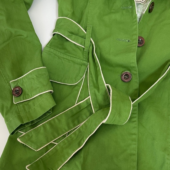 Tulle Green Trench Coat with Cream Piping - Picture 3 of 9